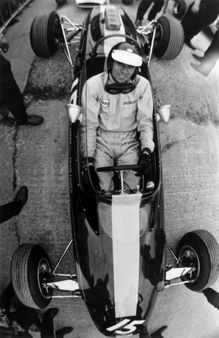 Photo au grand angle aux essais du BARC 200 sur la Lotus 35 à Silverstone 1965... Photo au grand angle aux essais du BARC 200 sur la Lotus 35 à Silverstone 1965...